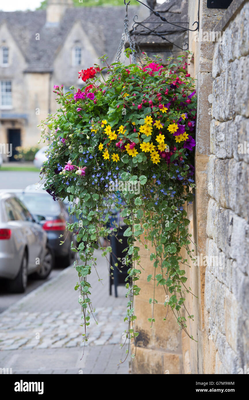 Nei cestini appesi sulla parte anteriore delle otto campane pub. Chipping Campden, Gloucestershire, Inghilterra Foto Stock