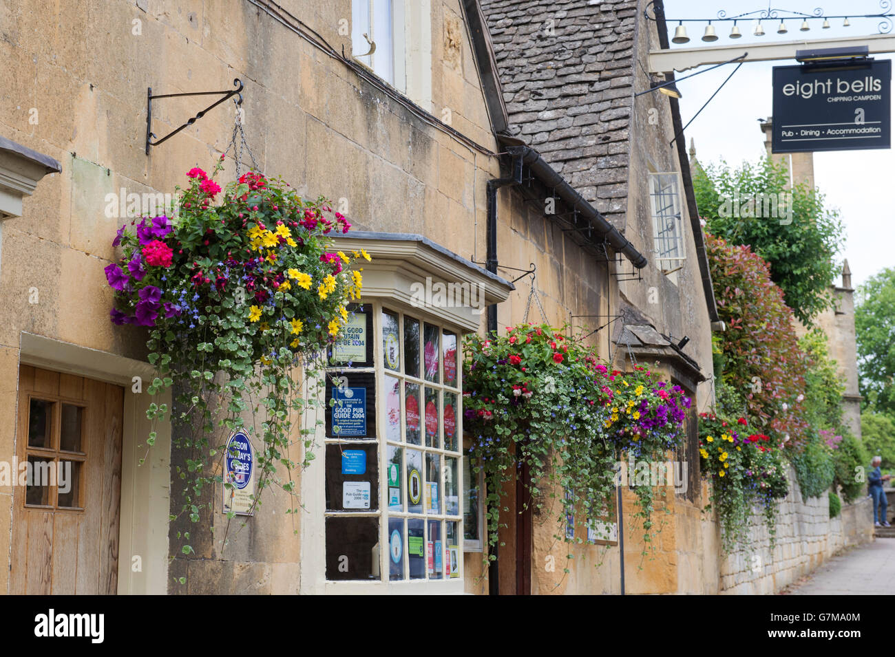 Nei cestini appesi sulla parte anteriore delle otto campane pub. Chipping Campden, Gloucestershire, Inghilterra Foto Stock
