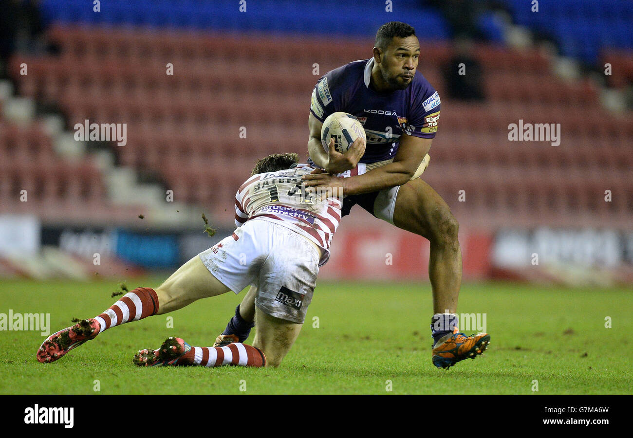 Huddersfield Giants Ukuma Ta'ai è attaccato da Wigan Warriors John Bateman (a sinistra) durante la prima partita di Utility Super League al DW Stadium, Wigan. Foto Stock