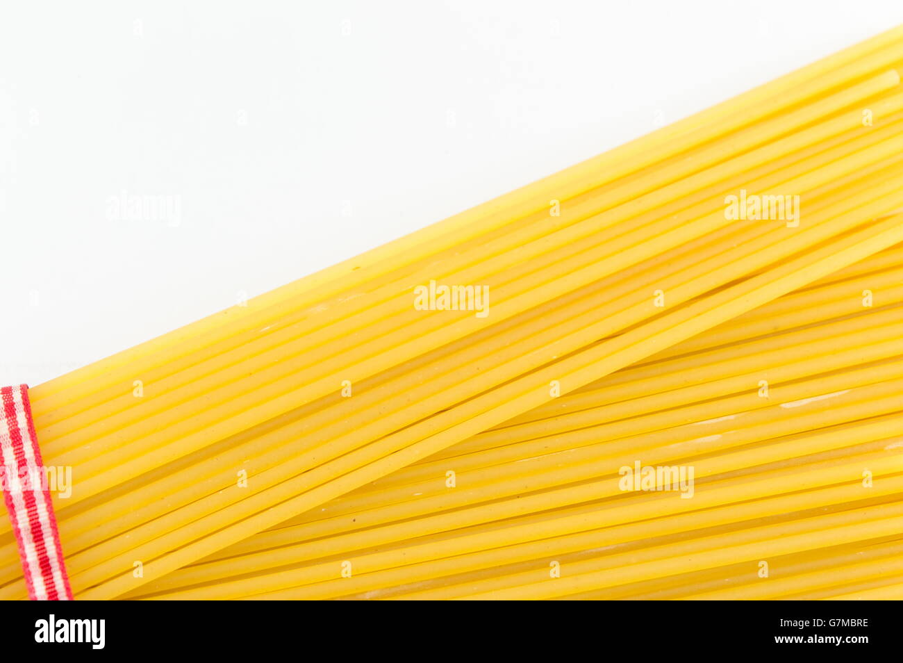 Pila di spaghetti su sfondo bianco Foto Stock