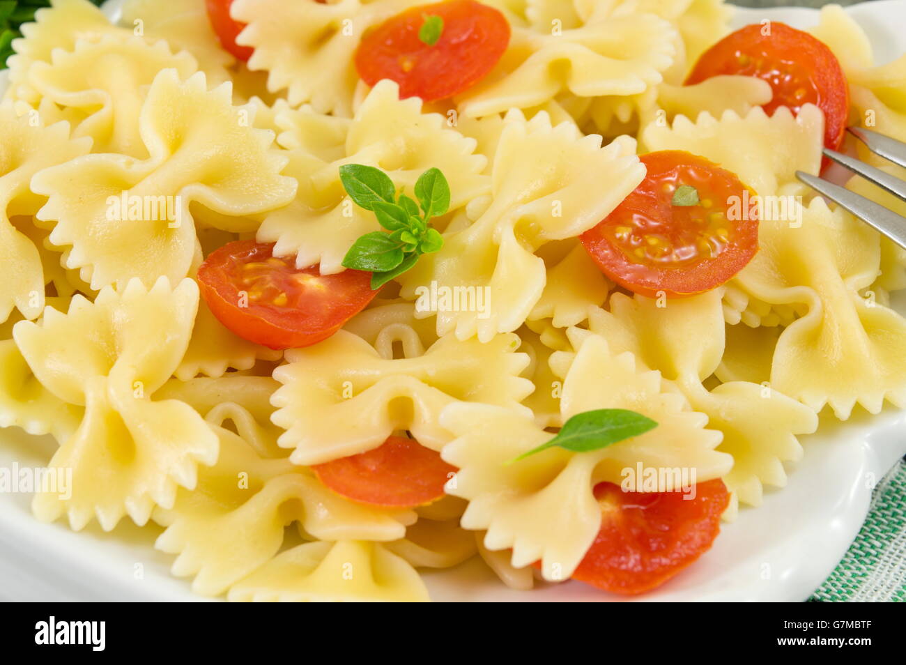 Il filtro Bow tie farfalle di pasta cucinati e serviti su una piastra Foto Stock