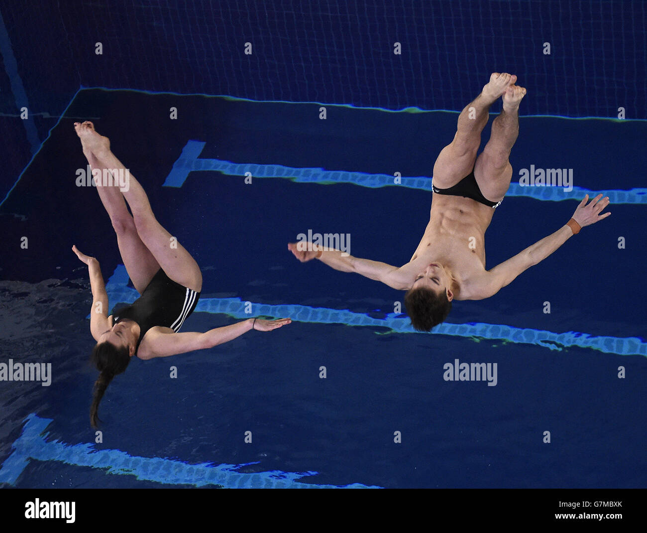 Il City fo Sheffield Diving Club's Clare Cryan (a sinistra) e Ross Haslam si esibiscono durante la finale di Synchro mista di 3 m durante il giorno uno dei campionati britannici di immersioni a gas al Plymouth Life Centre di Plymouth. Foto Stock