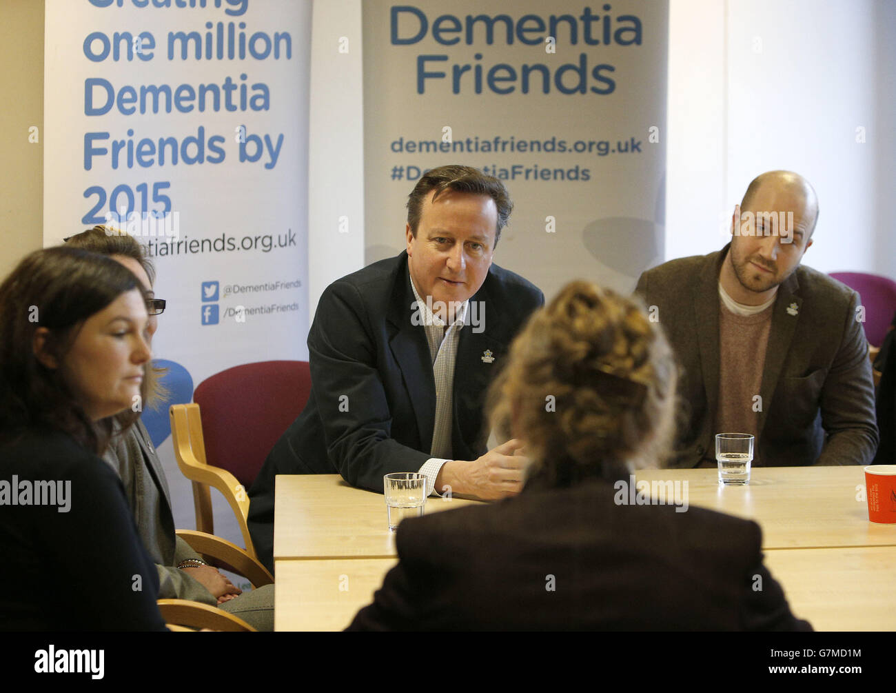 Il primo Ministro David Cameron (al centro) ha parlato ad un evento di Dementia Friends, Alzheimer's Society presso il Clare Charity Centre di Saunderton, Buckinghamshire. Foto Stock