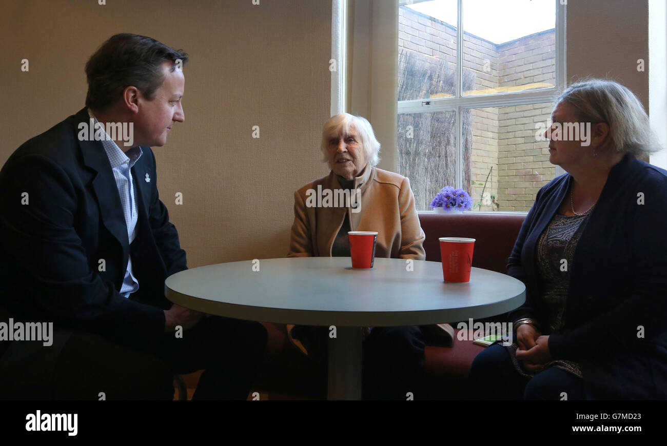 Il primo ministro David Cameron ha parlato con Pam Taylor (centro) e Jan Newman (destra) ad un evento Dementia Friends, Alzheimer's Society presso il Clare Charity Center di Saunderton, Buckinghamshire. Foto Stock