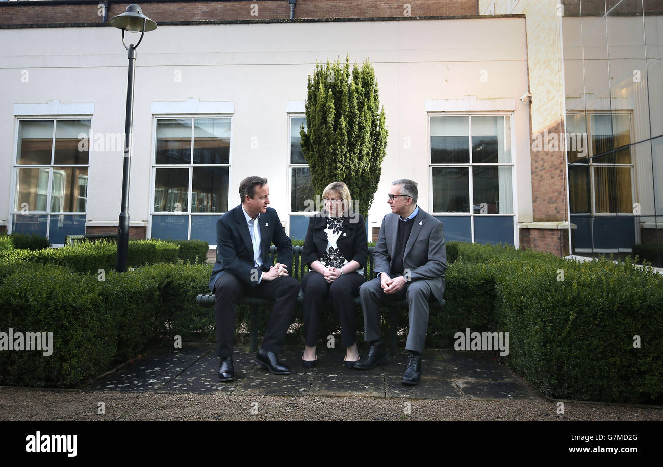 Il primo ministro David Cameron (a sinistra) ha parlato con Gina Doherty, il milionesimo amico della demenza e Jeremy Hughes, capo esecutivo della Alzheimer's Society, ad un evento Dementia Friends, Alzheimer's Society presso il Clare Charity Center di Saunderton, Buckinghamshire. Foto Stock