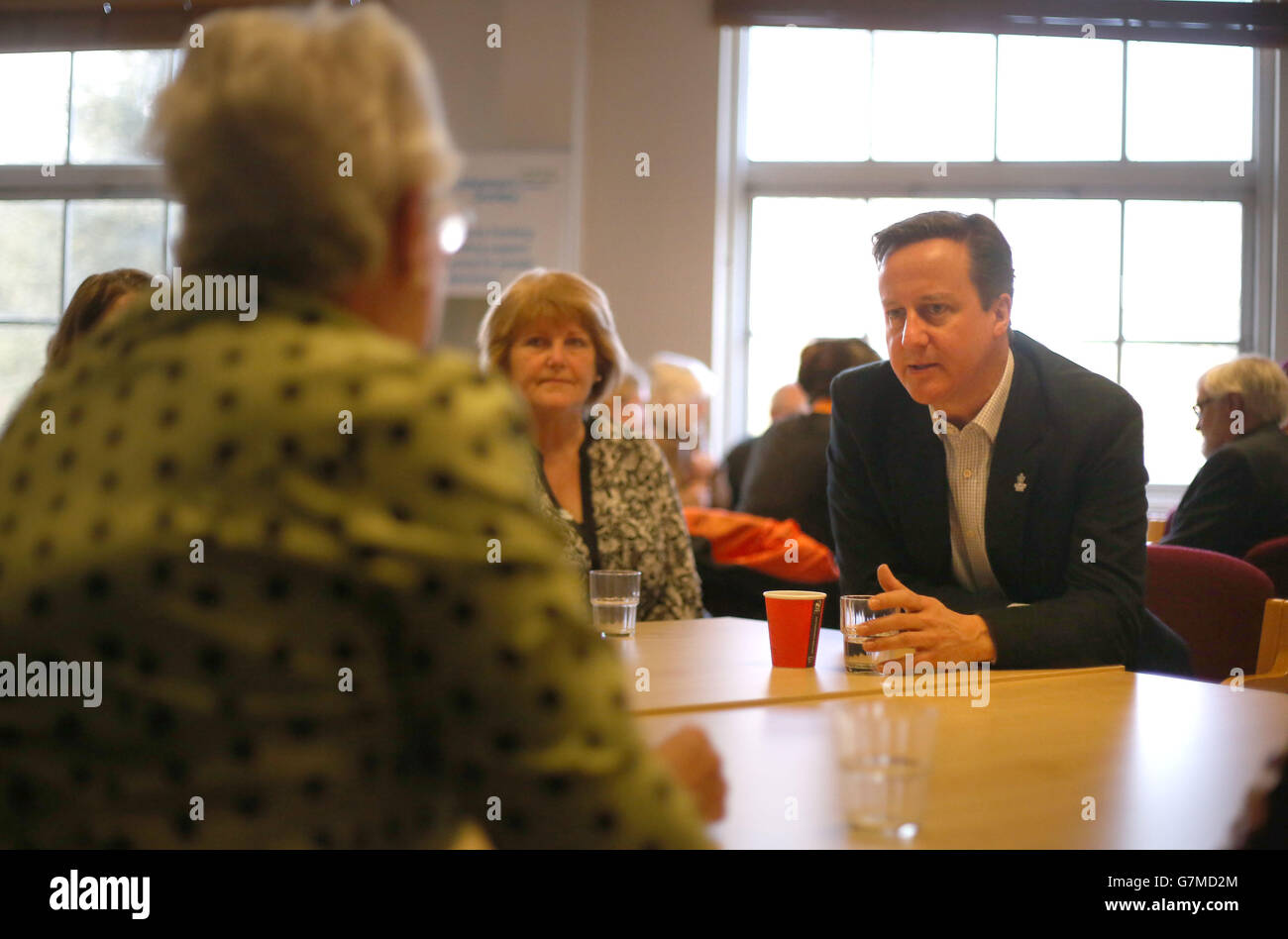 Il primo ministro David Cameron ha parlato ad un evento di Dementia Friends, Alzheimer's Society presso il Clare Charity Center di Saunderton, Buckinghamshire. Foto Stock