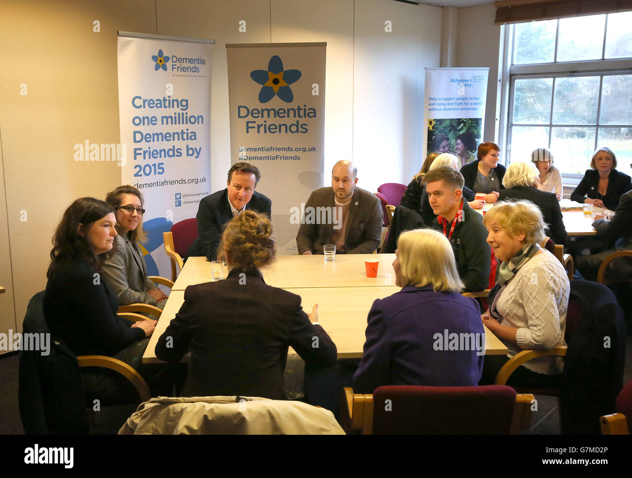 Il primo ministro David Cameron (centro a sinistra) ha parlato ad un evento della Dementia Friends, Alzheimer's Society presso il Clare Charity Centre di Saunderton, Buckinghamshire. Foto Stock