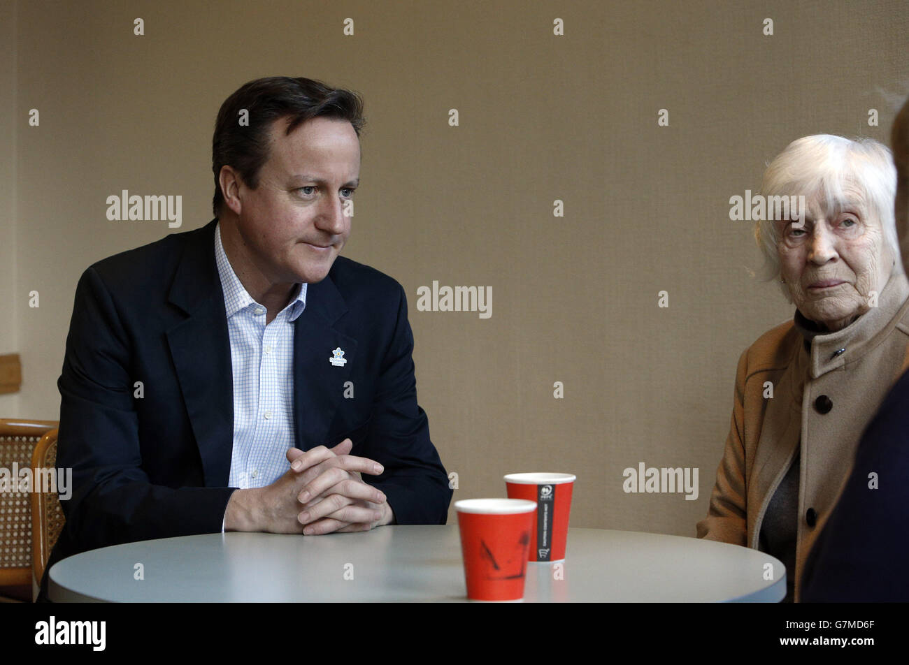 Il primo Ministro David Cameron parla con Pam Taylor, che ha primi segni di demenza a un amico demenza, evento della Società di Alzheimer al Care Charity Center di Saunderton, nel Buckinghamshire. Foto Stock