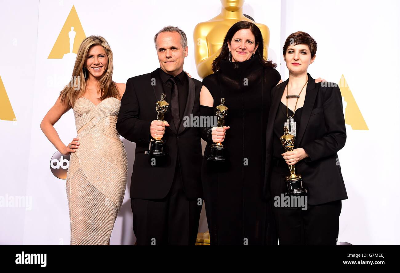 Jennifer Aniston (a sinistra) presenta il miglior premio documentario per 'Citizenfour' a Laura Poitras (seconda a destra), Dirk Wilutzky e Mathilde Bonnefoy (all'estrema destra), nella sala stampa dell'87th Academy Awards tenutosi al Dolby Theatre di Hollywood, Los Angeles, CA, USA, 22 febbraio 2015. Foto Stock