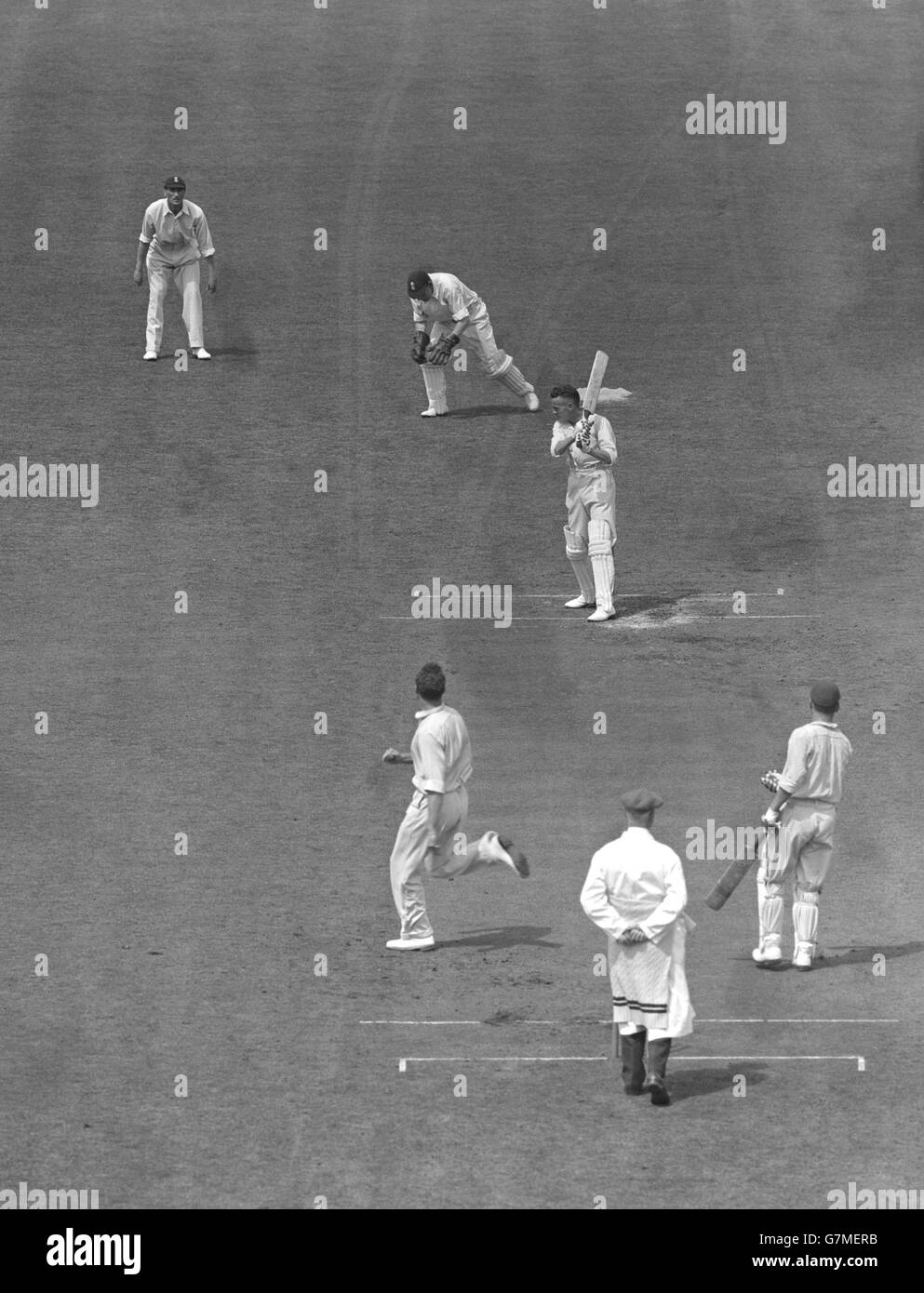 Nottinghamshire il battitore Walter Keeton perde una palla dal bowler Surrey Maurice Allom. Il wicketkeeper del Surrey Edward Brooks. Foto Stock