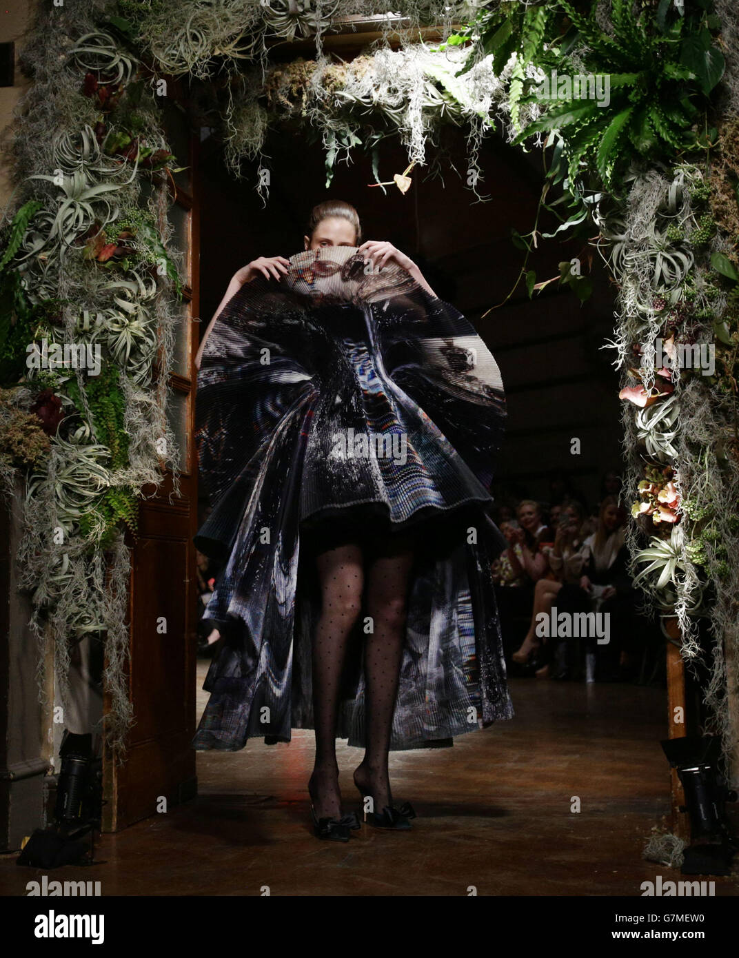 Modelli sulla passerella durante lo spettacolo Giles Autunno/Inverno 2015 London Fashion Week, al College di Southampton Row, Londra. PREMERE ASSOCIAZIONE foto. Data immagine: Lunedì 23 febbraio 2015. Il credito fotografico dovrebbe essere: Filo Yui Mok/PA Foto Stock