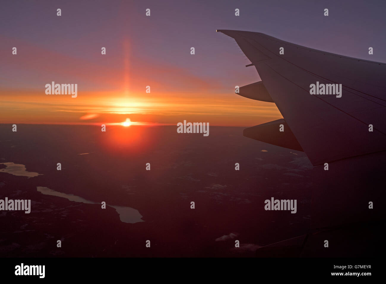 Il tramonto sopra il British rock colombiano montagne da un Air Canada 777-300ER. SCO 10,520. Foto Stock