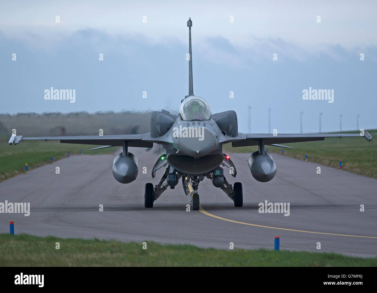 Turkish Air Force General Dynamics F16 sedile unico fighter Jet Reg serie 07-1002 Joint RAF Lossiemouth esercizio. SCO 10,479 Foto Stock
