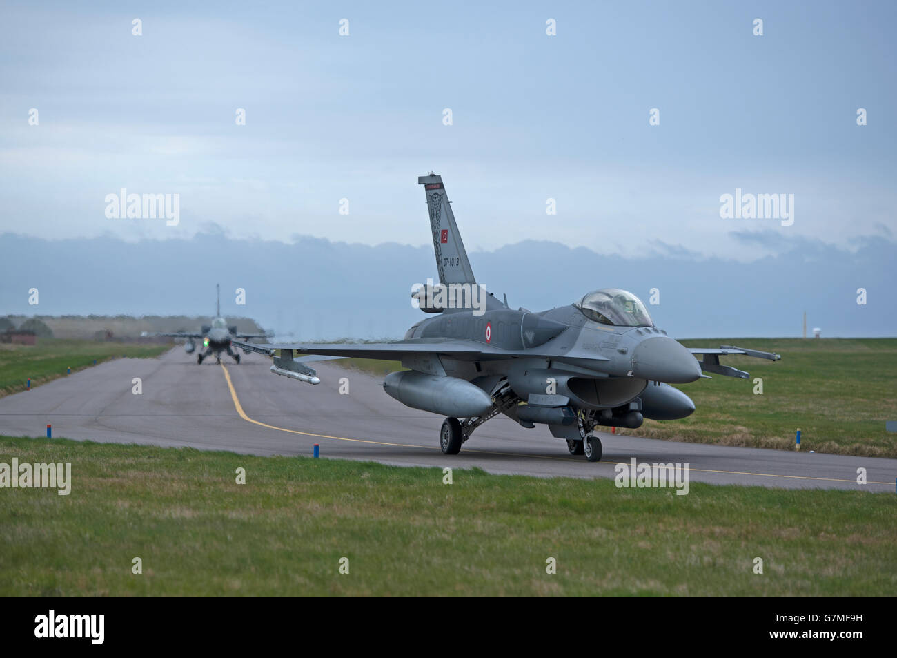 Turkish Air Force General Dynamics F16 sedile unico fighter Jet Reg serie 07-1002 Joint RAF Lossiemouth esercizio. SCO 10,501. Foto Stock