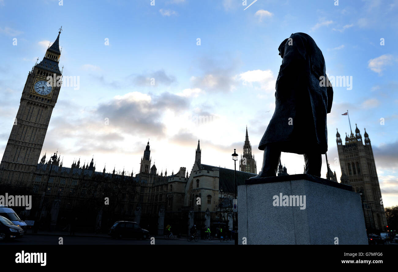 La statua di Sir Winston Churchill in Parliament Square, Westminster, Londra, come il 50° anniversario del suo funerale sarà segnato domani con un servizio memoriale. Foto Stock