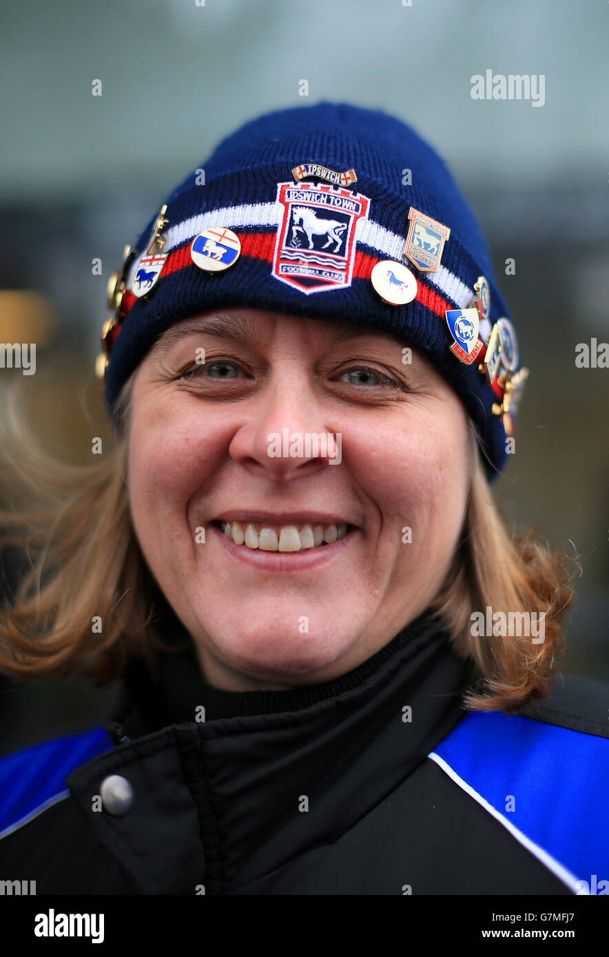 Calcio - Campionato Sky Bet - Ipswich Town v Derby County - Portman Road. Un fan di Ipswich Town con i badge sul suo cappello. Foto Stock