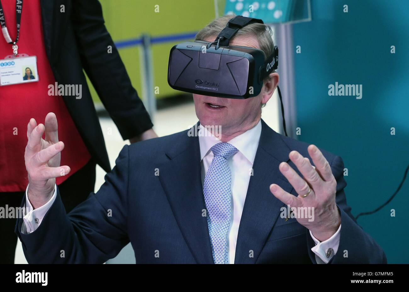 Taoiseach Enda Kenny prova su alcuni occhiali Oculus Rift - realtà virtuale mentre lanciano il piano d'azione per Jobs 2015 presso ICON PLC, South County Business Park, a Dublino. Foto Stock