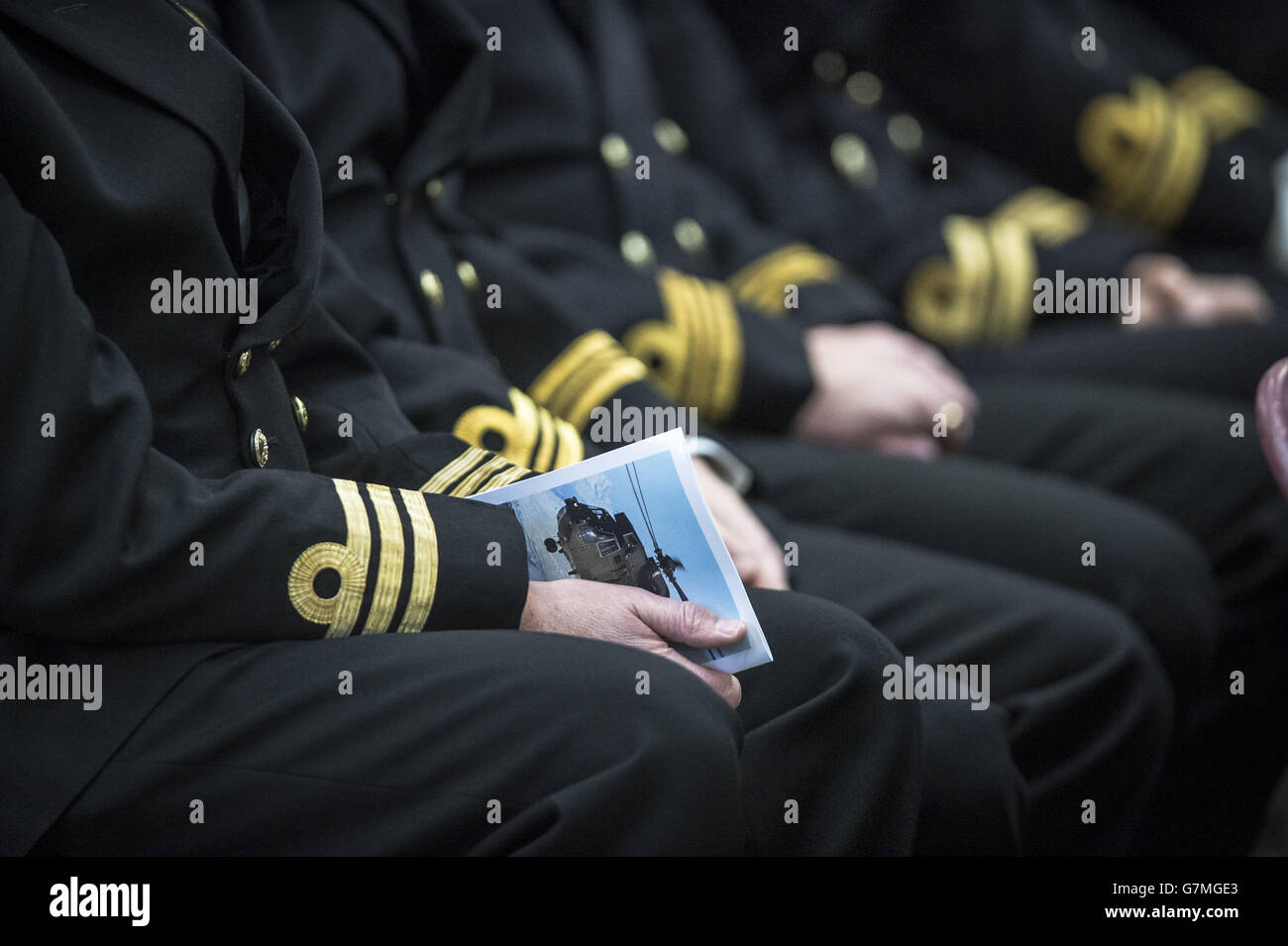 Gli ufficiali si siedono durante le preghiere in parata durante una cerimonia delle 'ali' cui ha partecipato il Duca di York alla Royal Naval Air Station Yeovilton, Somerset. Foto Stock