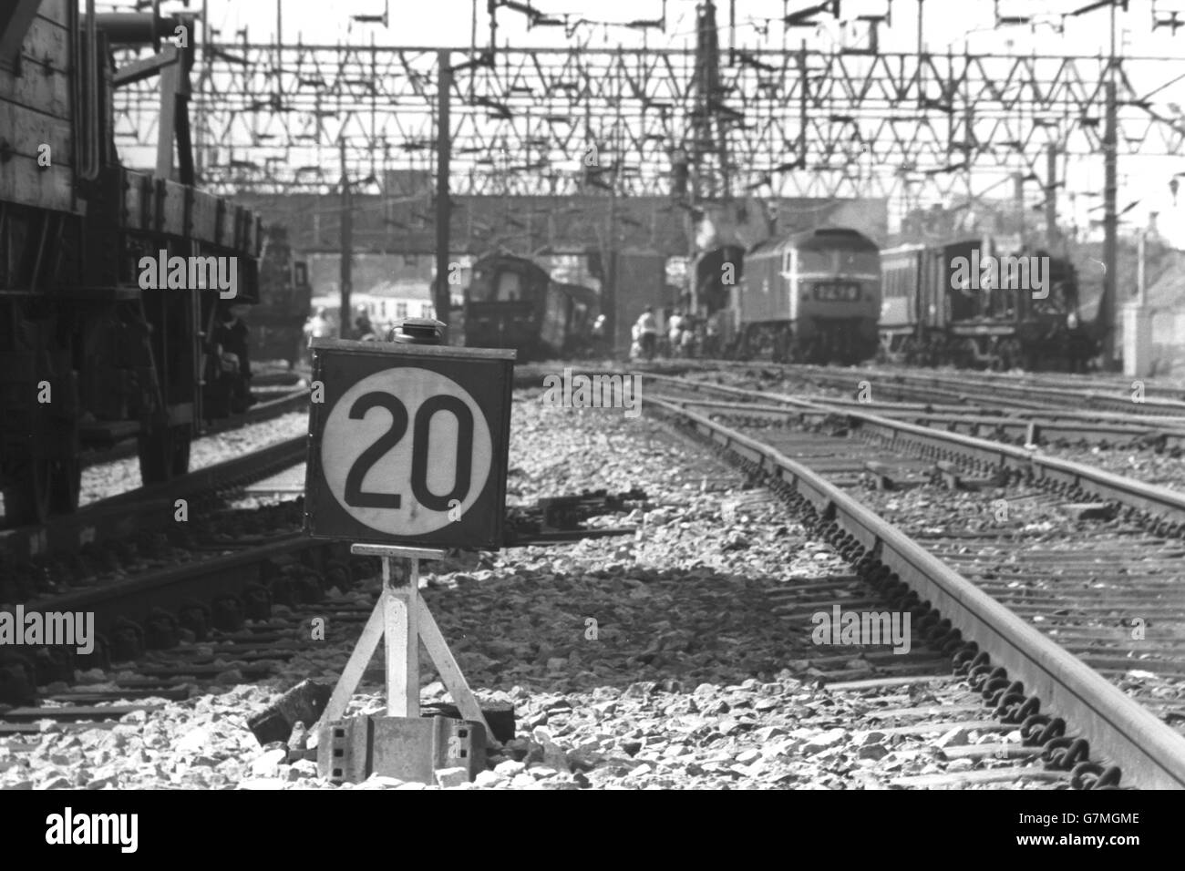 Un segno vitale del limite di velocità vicino alla scena del disastro ferroviario di ieri alla stazione di Trent Valley di Nuneaton. Foto Stock