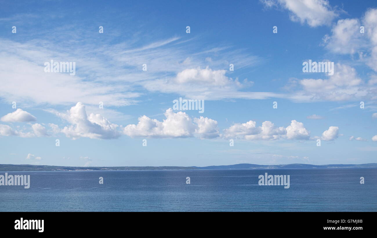 La luce blu marina dalmata con cielo molto nuvoloso in Croazia Foto Stock