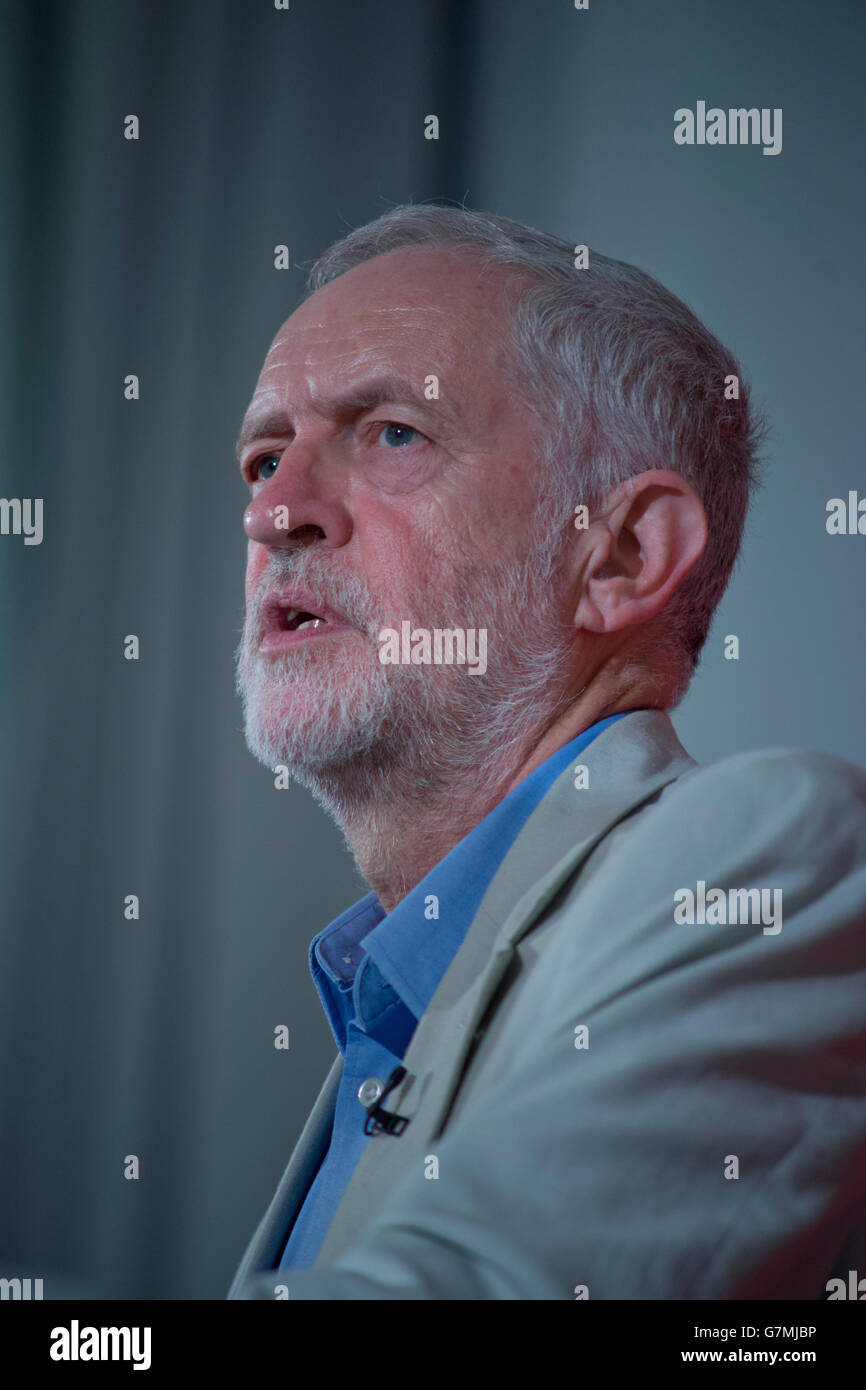 Londra, UK.25 Giugno 2016. Leader del partito laburista Jeremy Corbyn MP lanciando post referendum Brexit strategia e conferma che egli non è intenzione di rassegnare le dimissioni come leader Foto Stock