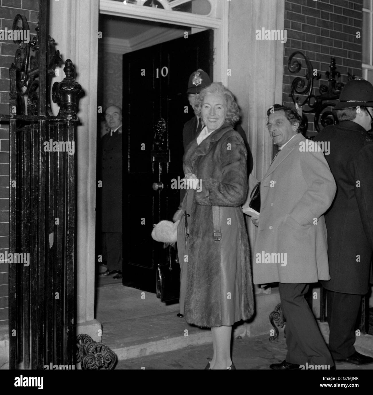 Vera Lynn si recerà al numero 10 di Downing Street, Londra, dove aiuterà ad intrattenere i bambini disabili in una festa di Natale. Foto Stock