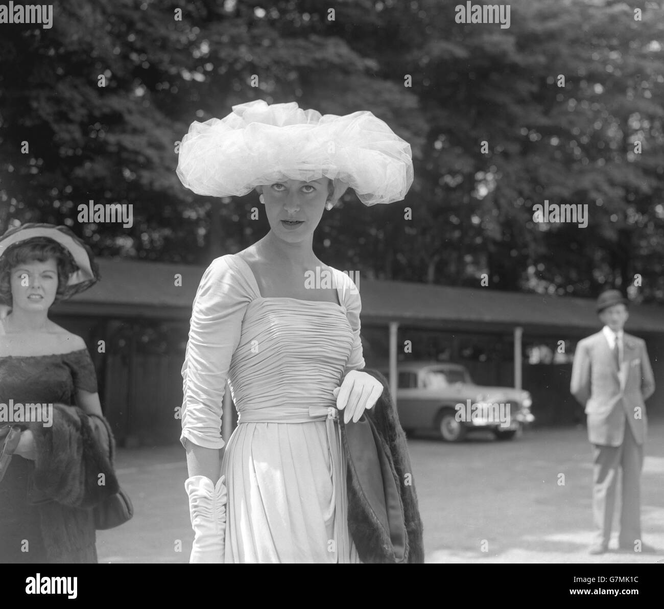 Sotto una massa di tulle frothy a Ascot reale è il ventilatore di corsa di giorno della tazza d'oro Jacki Howes, di Birmingham. Con il cappello grande, indossa un abito di Jersey di seta. Foto Stock