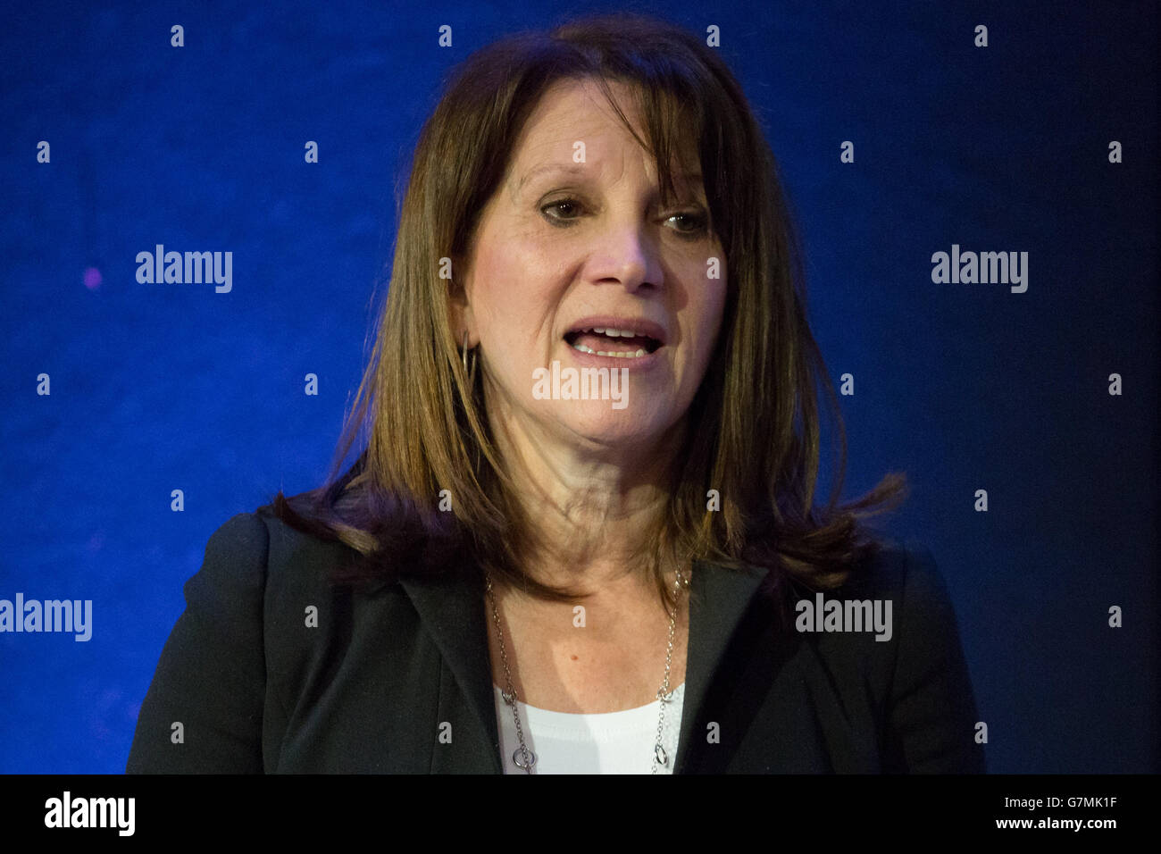 Il ministro della prevenzione del crimine Lynne Featherstone parla ad un evento per celebrare la Giornata internazionale della tolleranza zero verso la mutilazione genitale femminile (MGF) al Millennium Gloucester Hotel, Londra. Foto Stock