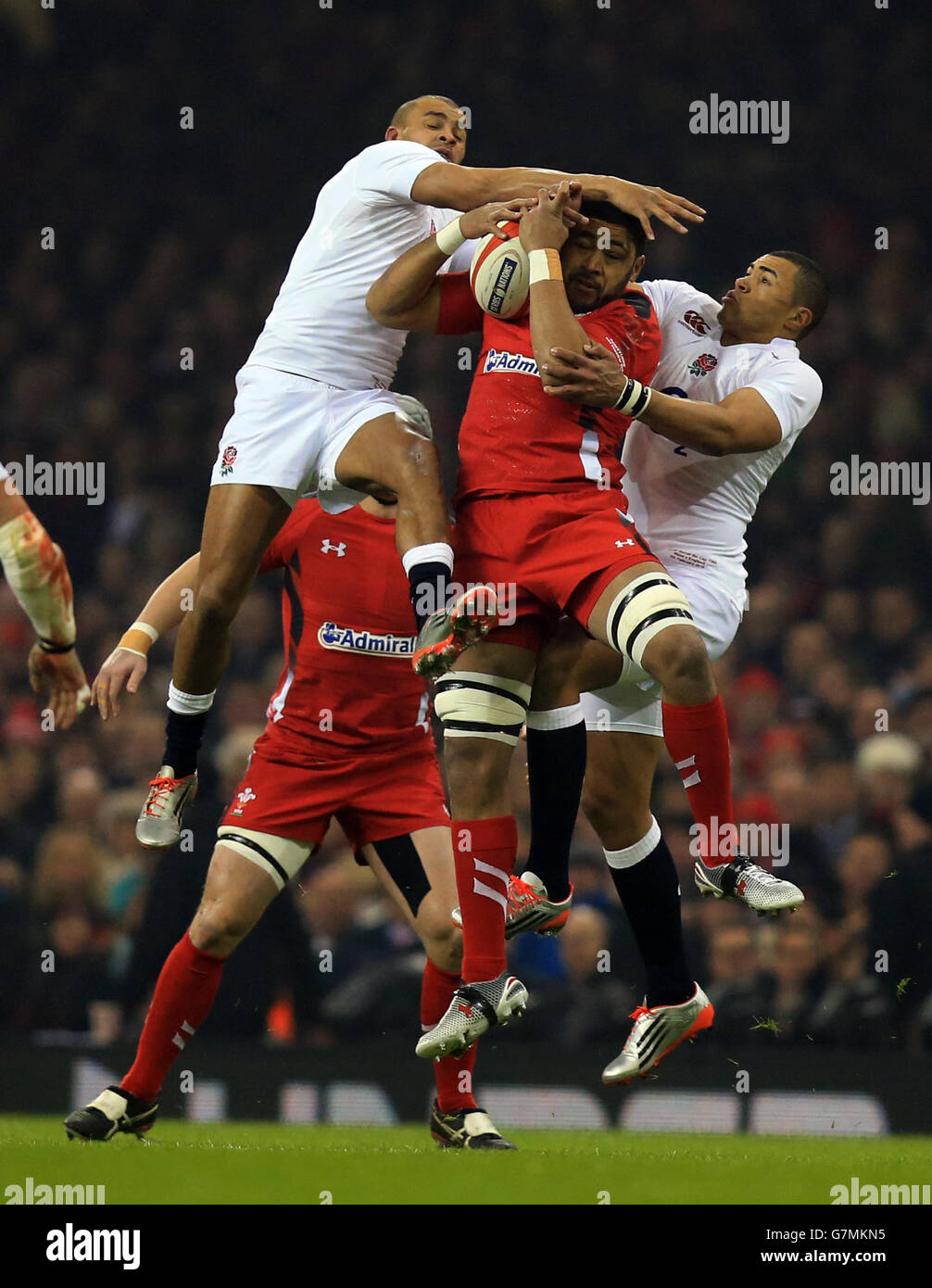 Taulupe Faletau del Galles e Mike Brown e Luther Burrell dell'Inghilterra Foto Stock