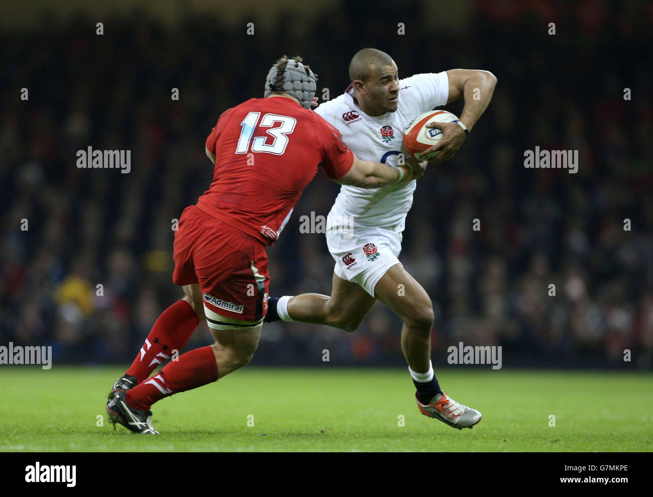 Jonathan Joseph (a destra) in Inghilterra viene affrontato da Jonathan Davies del Galles durante la partita RBS 6 Nations al Millennium Stadium di Cardiff. Foto Stock