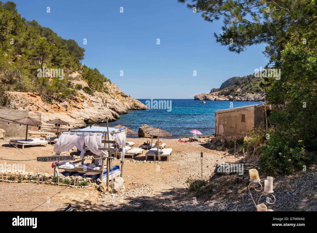Letto a baldacchino sulla spiaggia di Puerto de San Miguel, Ibiza, Spagna, Foto Stock