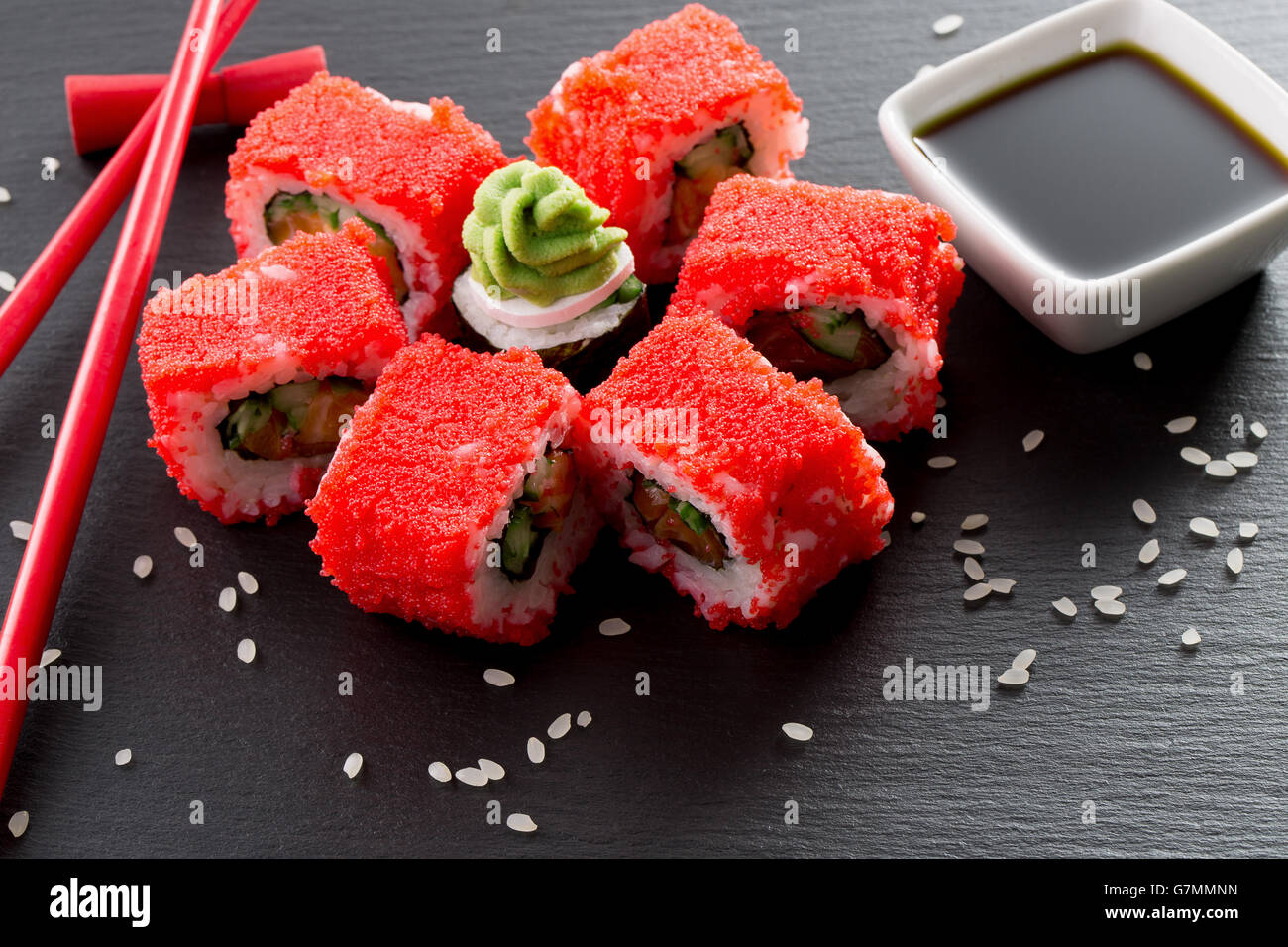 Il sushi e panini con verde insalata di mare su una tavola di ardesia. Foto Stock