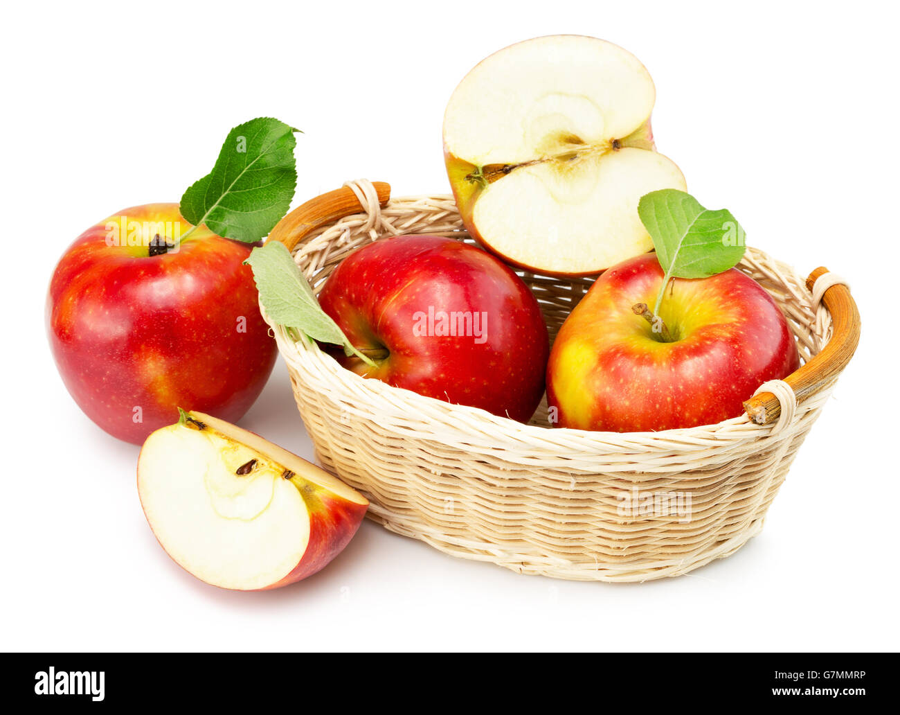Le mele rosse nel cestello isolato su uno sfondo bianco. Foto Stock