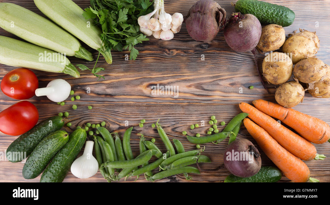 Verdure su sfondo di legno. Foto Stock