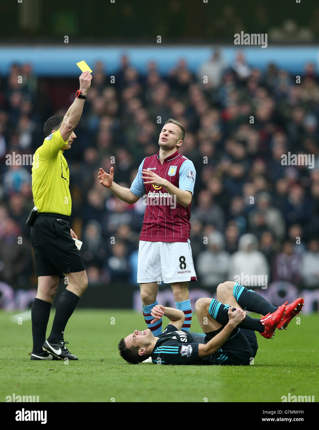 Calcio - Barclays Premier League - Aston Villa / Chelsea - Villa Park. L'arbitro Neil Swarbrick prenota Tom Cleverley di Aston Villa durante la partita della Barclays Premier League a Villa Park, Birmingham. Foto Stock