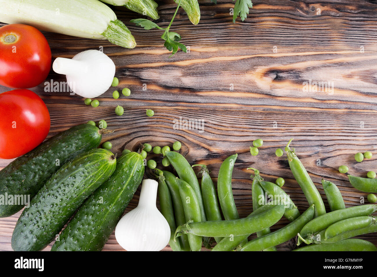 Verdure su sfondo di legno. Foto Stock