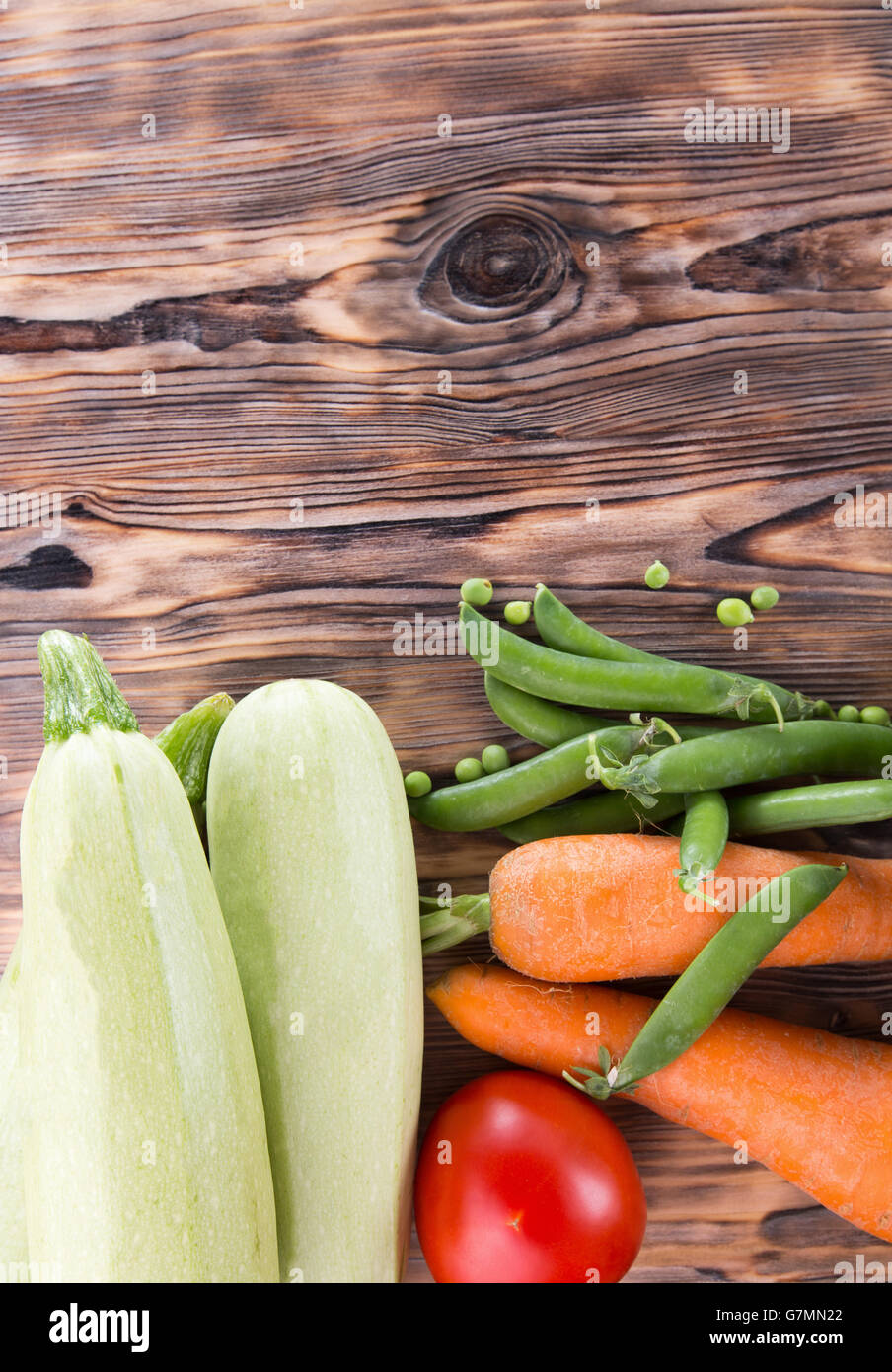 Verdure su sfondo di legno. Foto Stock