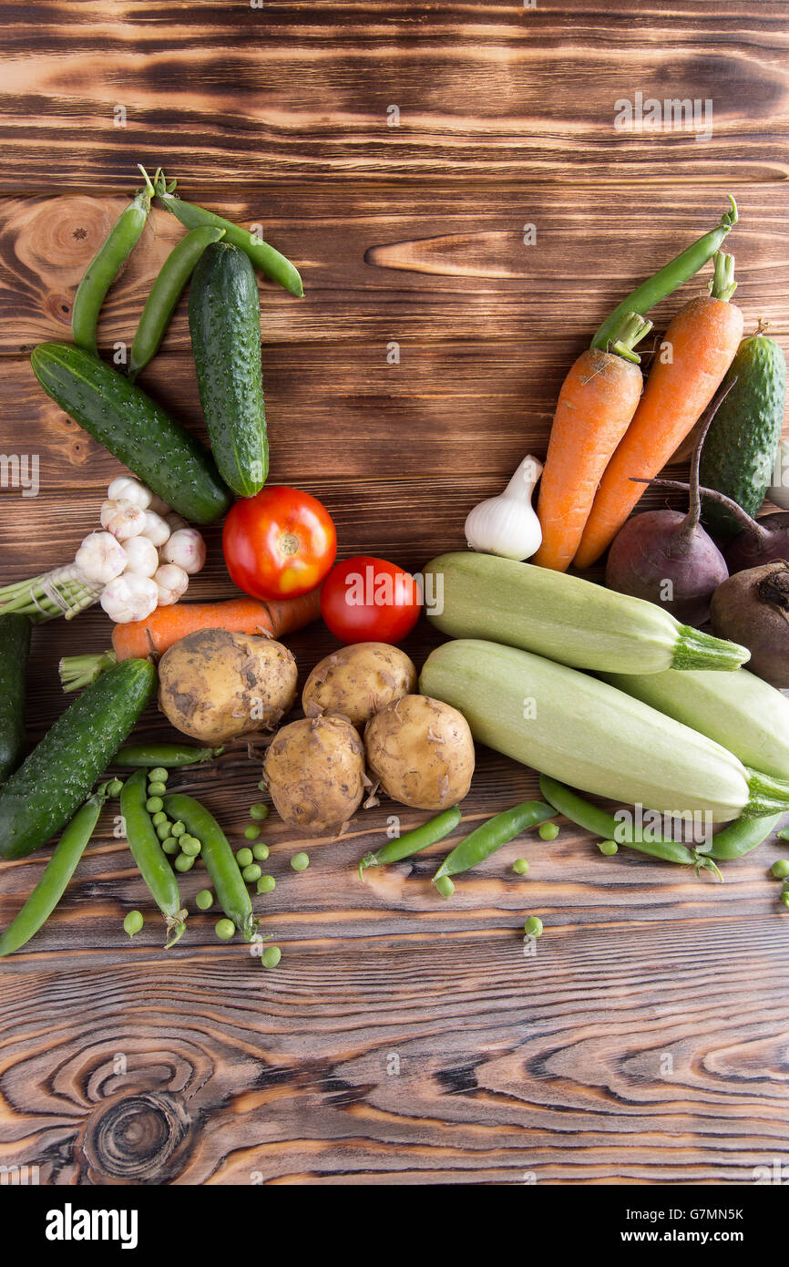 Verdure su sfondo di legno. Foto Stock