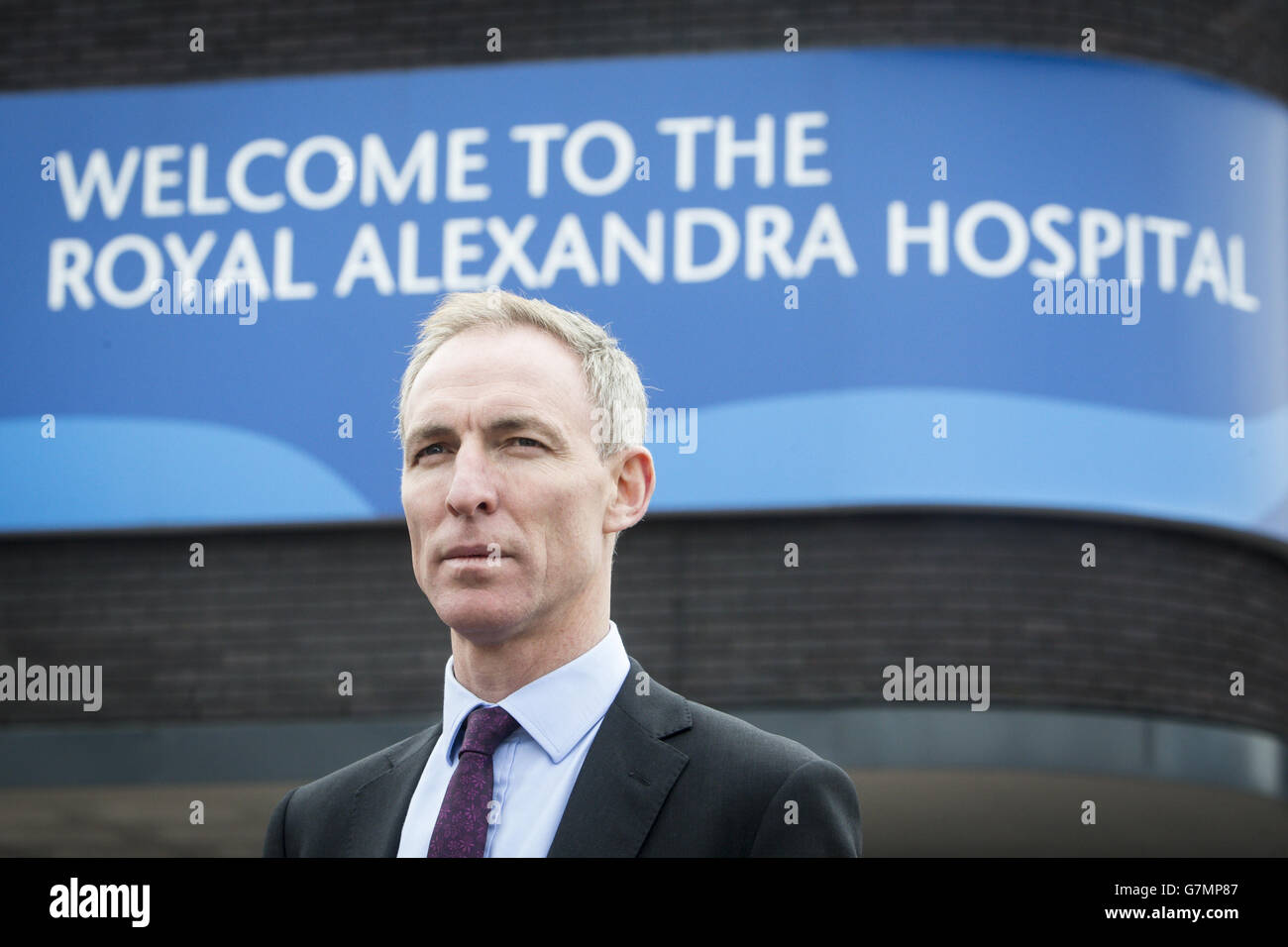 Il leader laburista scozzese Jim Murphy durante una visita al Royal Alexandra Hospital di Paisley, Scozia, mentre il Labor lancia un nuovo attacco al governo scozzese sulla sua gestione dell'NHS. Foto Stock