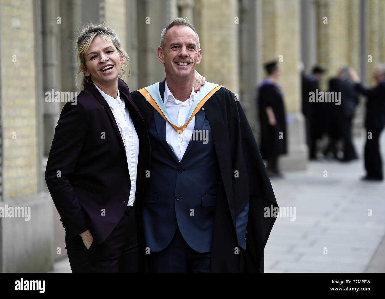DJ e produttore Fatboy Slim, vero nome Norman Cook, si pone per i fotografi  con la moglie Zoe Ball prima di ricevere l'Alumnus Award dall'Universit di  Brighton dove ha studiato negli anni '