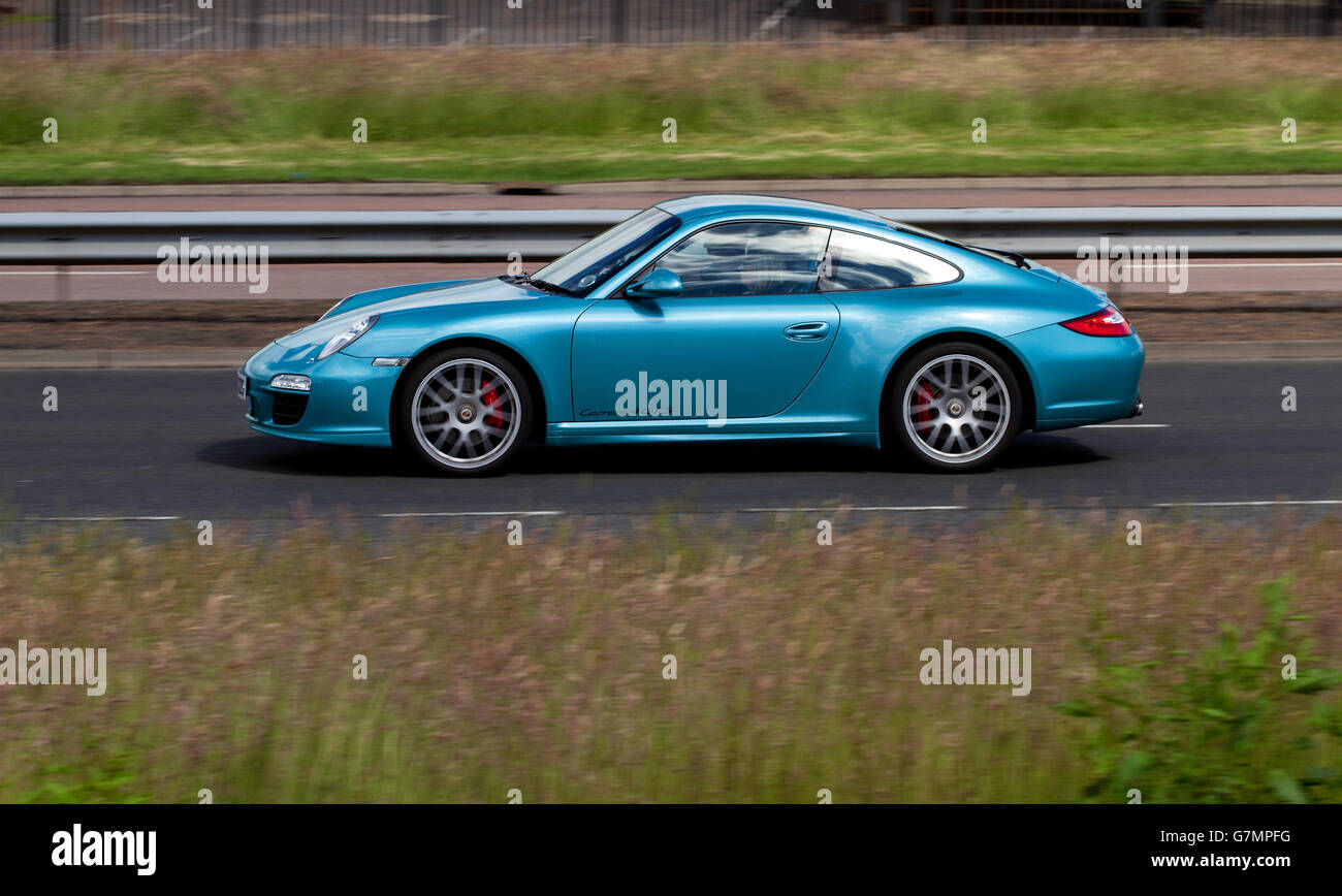 Una Porsche Carrera 4 GTS auto sportiva che viaggia lungo il Kingsway West a doppia carreggiata a Dundee, Regno Unito Foto Stock