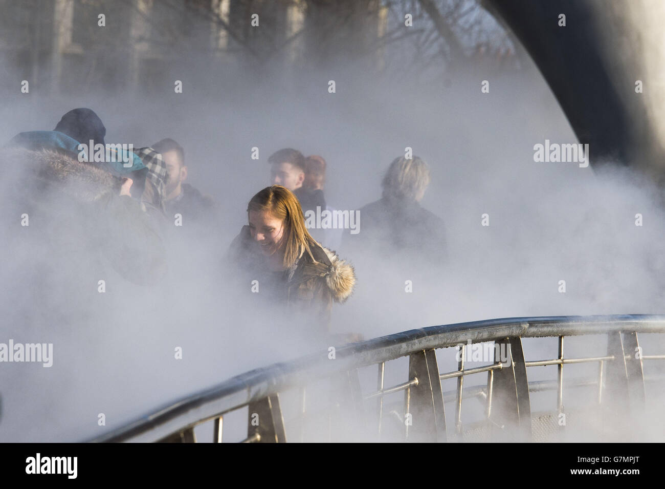 L'artista giapponese Fujiko Nakaya crea un ponte di nebbia attraverso il porto di Bristol per celebrare lo status di capitale verde europea. Foto Stock