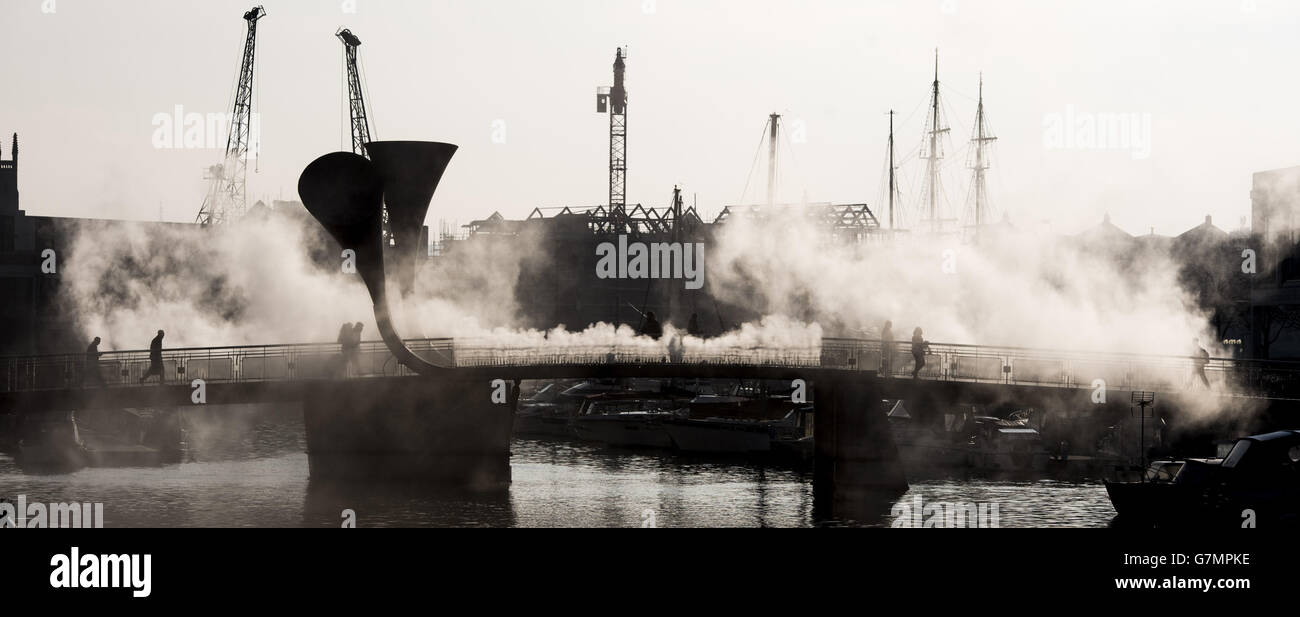 L'artista giapponese Fujiko Nakaya crea un ponte di nebbia attraverso il porto di Bristol per celebrare lo status di capitale verde europea. Foto Stock
