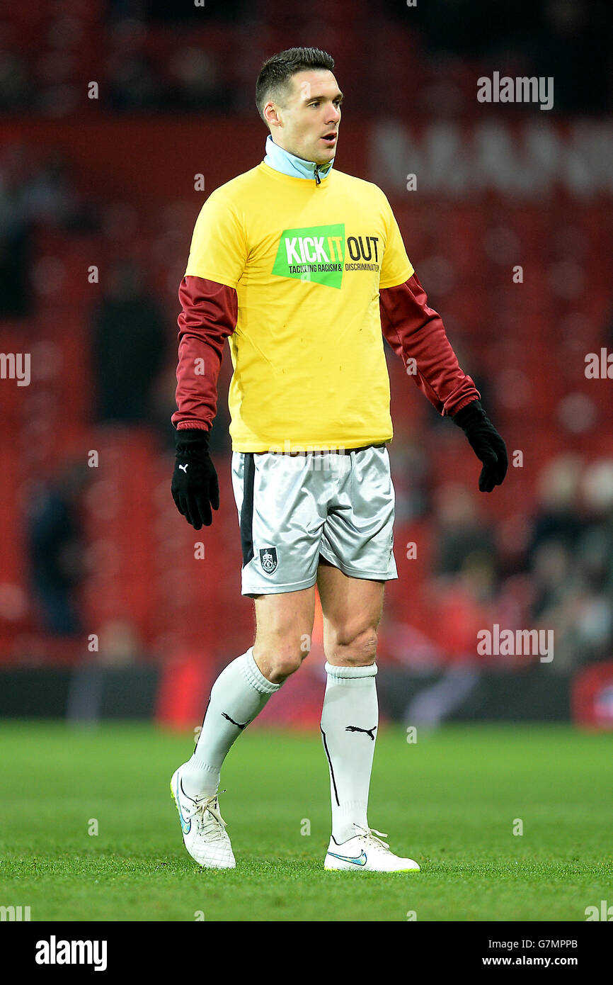 Calcio - Barclays Premier League - Manchester United / Burnley - Old Trafford. Il Jason Shackell di Burnley indossa una t-shirt anti-razzismo durante il riscaldamento Foto Stock