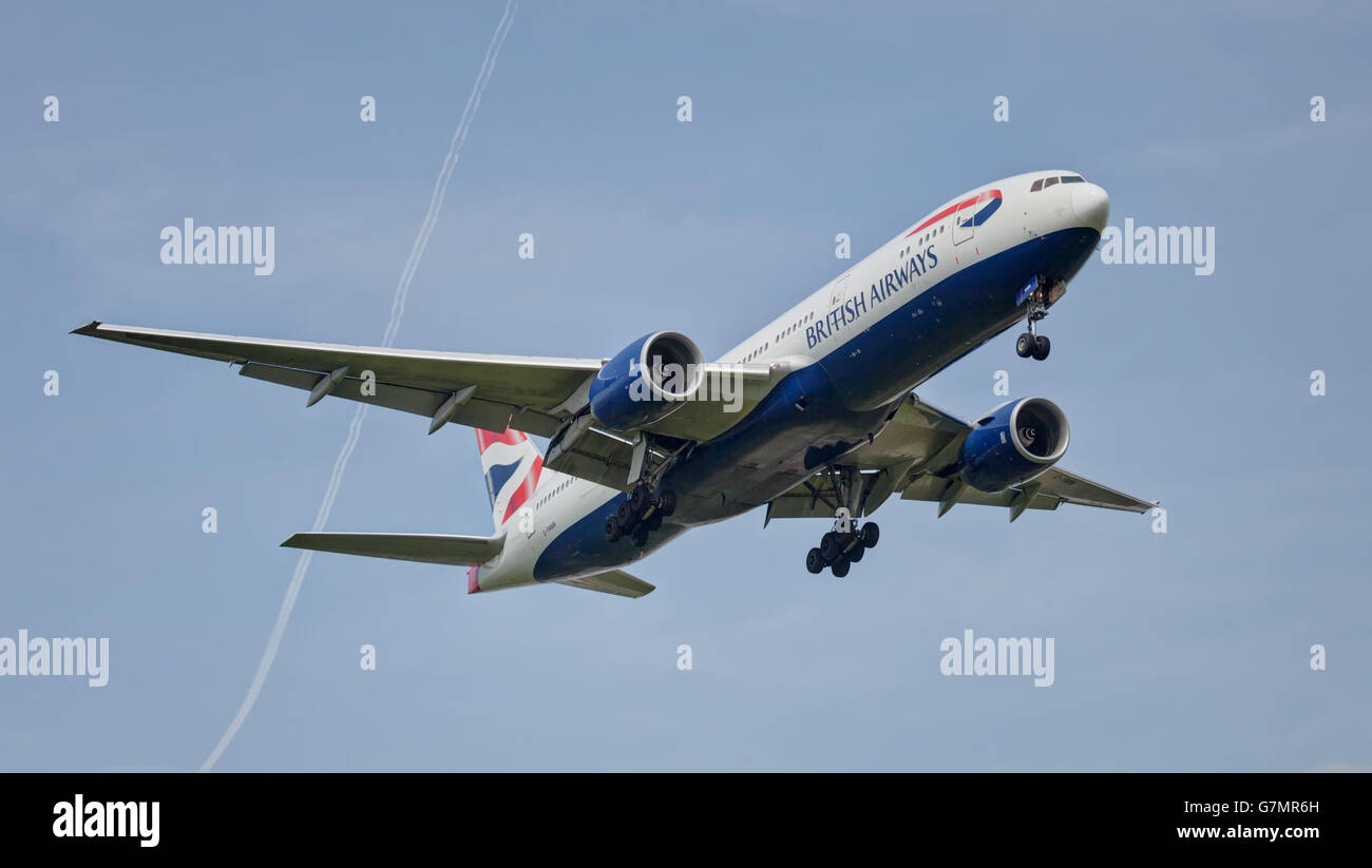 British Airways Boeing 777 G-YMMM atterrando all'aeroporto londinese di Heathrow LHR Foto Stock