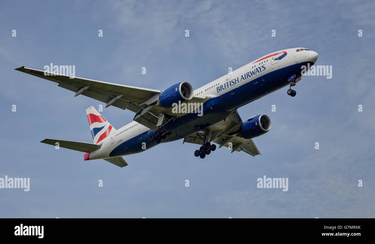 British Airways Boeing 777 G-YMMM atterrando all'aeroporto londinese di Heathrow LHR Foto Stock