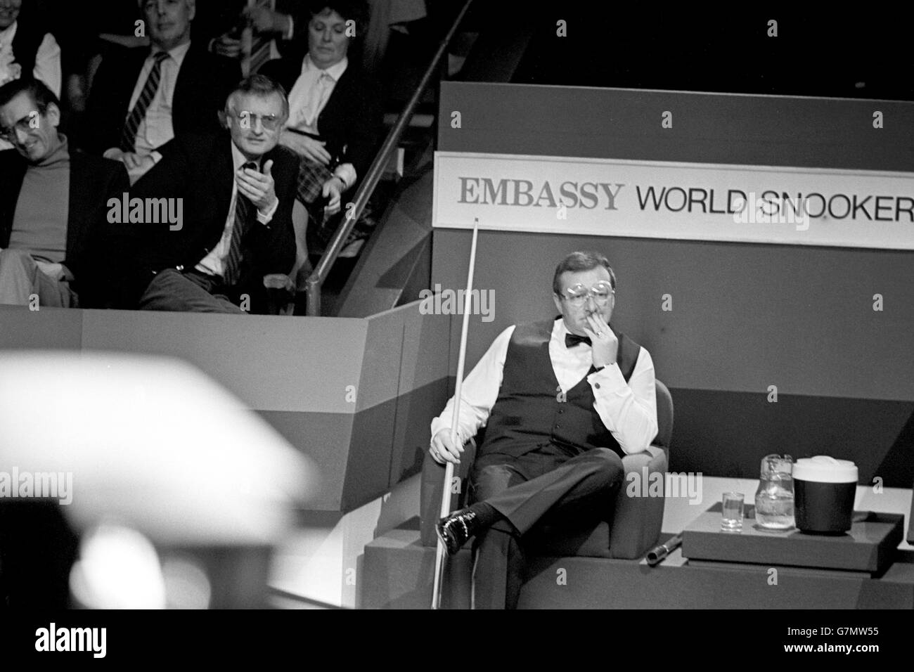Dennis Taylor durante la finale del Campionato del mondo di Snooker. Foto Stock