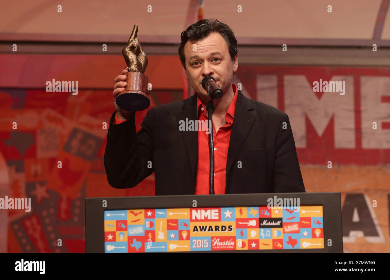 James Taylor Bradfield del Manic Street Preachers raccoglie il premio migliore ristampa sul palco durante i NME Awards 2015 con Austin, Texas, presso la O2 Brixton Academy di Londra. PREMERE ASSOCIAZIONE foto. Data immagine: Mercoledì 18 febbraio 2015. Vedere la storia di PA SHOWBIZ NME. Il credito fotografico dovrebbe essere: Filo Yui Mok/PA Foto Stock