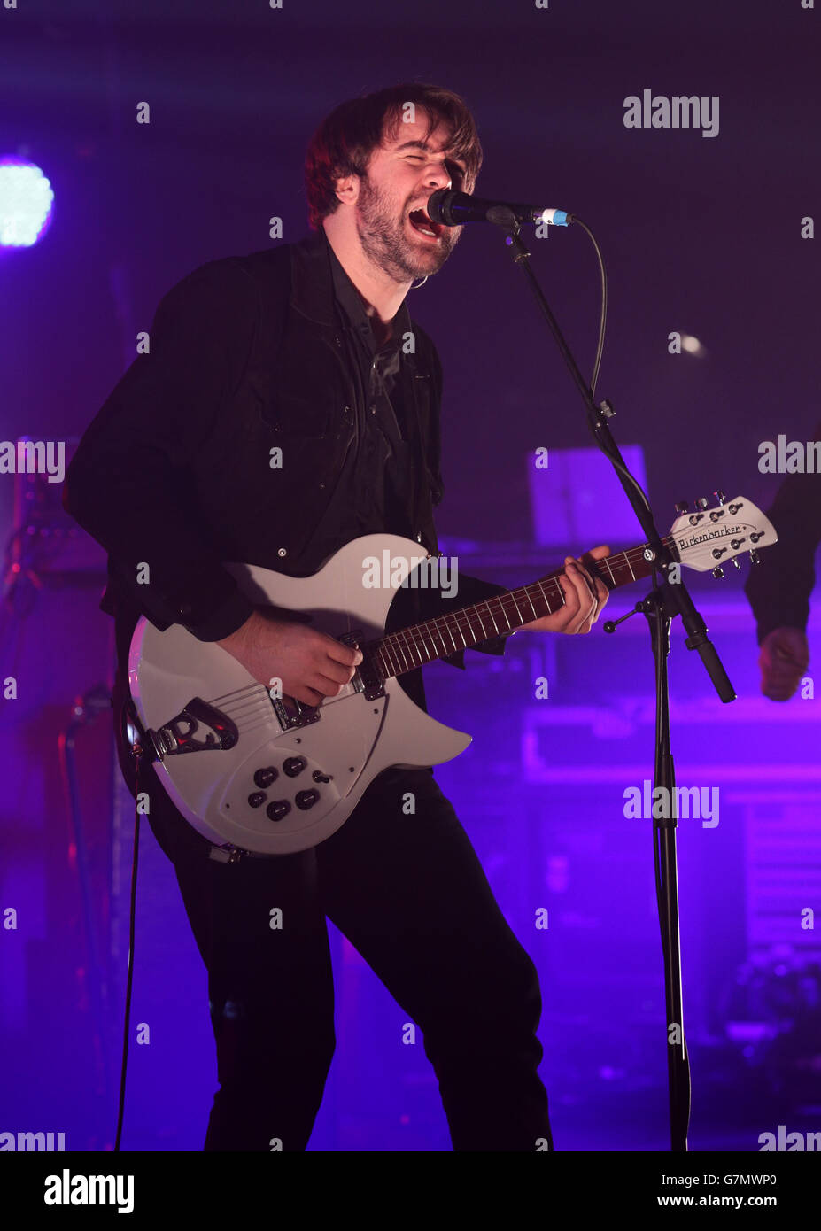 Justin Young of the Vaccines si esibisce sul palco durante i NME Awards 2015 con Austin, Texas, presso la O2 Brixton Academy di Londra. PREMERE ASSOCIAZIONE foto. Data immagine: Mercoledì 18 febbraio 2015. Vedere la storia di PA SHOWBIZ NME. Il credito fotografico dovrebbe essere: Filo Yui Mok/PA Foto Stock