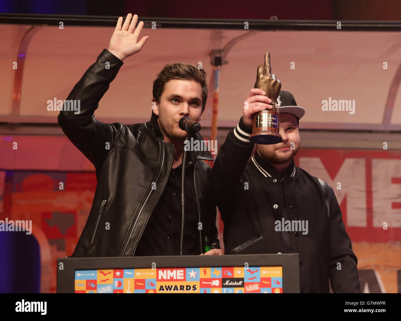 Mike Kerr (a sinistra) e ben Thatcher of Royal Blood raccolgono il premio Best Live Band durante i NME Awards 2015 con Austin, Texas, presso la O2 Brixton Academy di Londra. PREMERE ASSOCIAZIONE foto. Data immagine: Mercoledì 18 febbraio 2015. Vedere la storia di PA SHOWBIZ NME. Il credito fotografico dovrebbe essere: Filo Yui Mok/PA Foto Stock